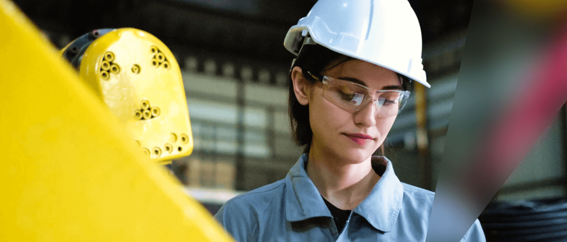 femme en tenue de sécurité utilisant une tablette dans un environnement industriel
